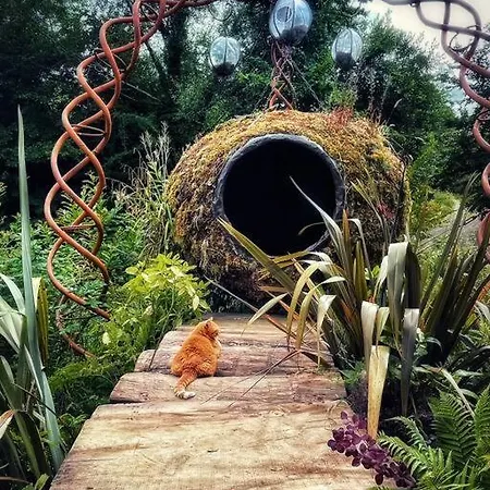 Truck & Pod Creative Nature Retreat. *