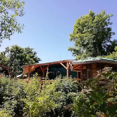 Truck & Pod Creative Nature Retreat. *