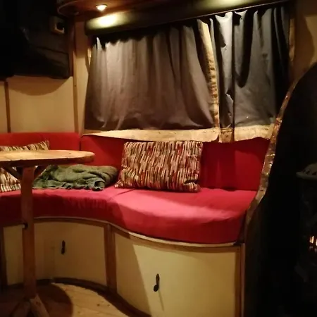 Truck & Pod Creative Nature Retreat. 아파트