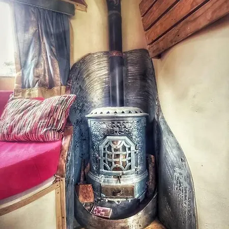 Truck & Pod Creative Nature Retreat. *