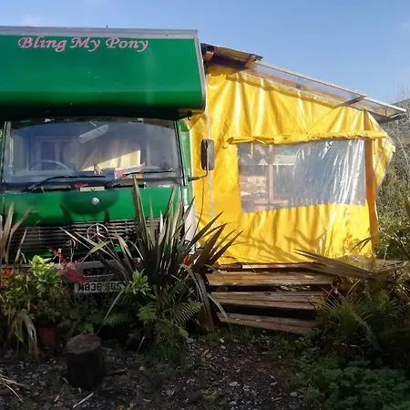 Truck & Pod Creative Nature Retreat. 아파트 반트리