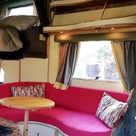 Truck & Pod Creative Nature Retreat. *