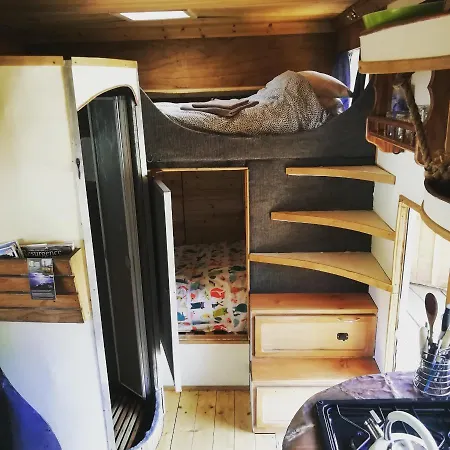 Truck & Pod Creative Nature Retreat. 아파트 반트리