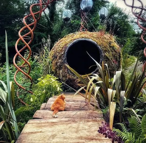 Truck & Pod Creative Nature Retreat. *