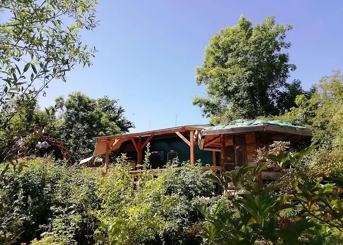 Truck & Pod Creative Nature Retreat. *