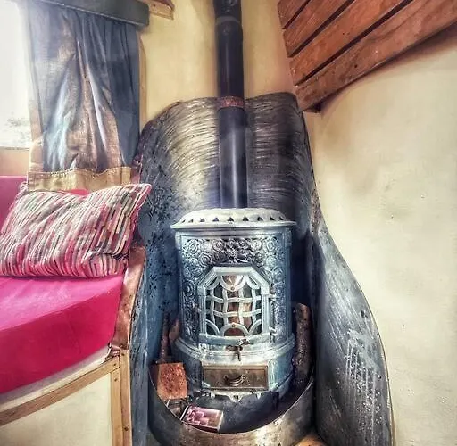 Truck & Pod Creative Nature Retreat. *