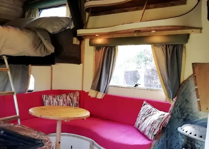 Truck & Pod Creative Nature Retreat. *